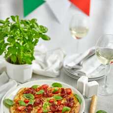 Przepis na Pizza Italiano- z pomidorami i bazylią, mozzarellą oraz kwiatami z szynki parmeńskiej na kremowym sosie