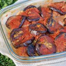 Przepis na Bakłażany zapiekane w sosie pomidorowym z pulpecikami i mozzarellą