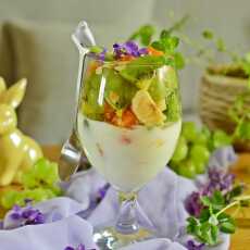 Przepis na Sałatka owocowa z naturalnym jogurtem i prażonymi migdałami