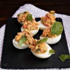 Przepis na Jajka faszerowane pieczoną papryką z serkiem 