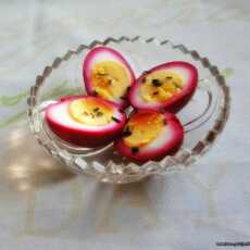 Przepis na Różowe jajka na Wielkanoc - jajka w zalewie buraczanej