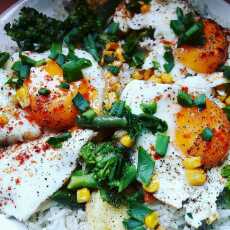 Przepis na Jaja sadzone z ryżem basmati i warzywami na patelnię
