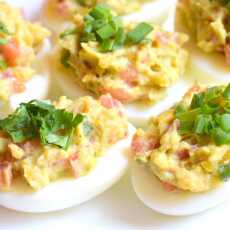 Przepis na Dietetyczne jajka faszerowane - z awokado i pomidorem :) 