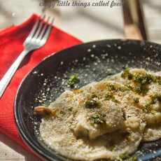 Przepis na Kremowe ravioli ze szpinakiem i fetą w maślanym sosie/ Creamy ravioli stuffed with spinach and feta cheese with butter sauce