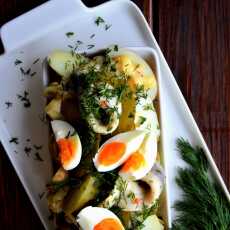 Przepis na Sałatka z ziemniakami, jajkami, śledziami, ogórkiem kiszonym i domowym majonezem 