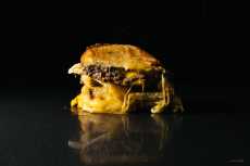 Przepis na Sunday Brunch: Cheeseburger and Egg Grilled Cheese Recipe