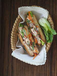 Przepis na Tofu bánh mì z warzywami i majonezem Sriracha. Ciągle w podróży!