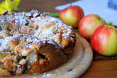 Przepis na Ciasto drożdżowe zawijane z jabłkami, orzechami i cynamonem