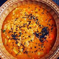 Przepis na Pikantna zupa z czerwonej soczewicy i norweskie podpłomyki ziemniaczane
