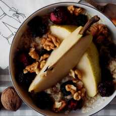 Przepis na Śniadaniowa quinoa z gruszką, wiśniami i orzechami włoskimi