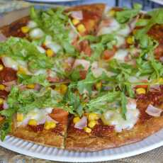 Przepis na Pełnoziarnista pizza z szynką, kukurydzą i pomidorami