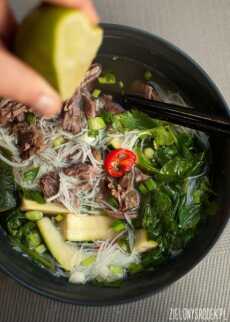 Przepis na Rosół tajski z wołowiny z warzywami i makaronem