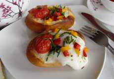 Przepis na Zapiekane bułeczki z jajkiem, pomidorem i papryką