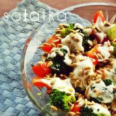 Przepis na Obiadowa sałatka z brokułów i papryki 