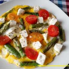 Przepis na Omlet ze szparagami, fetą i pomidorkami