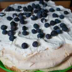 Przepis na Tort bezowy z bitą śmietaną i mascarpone