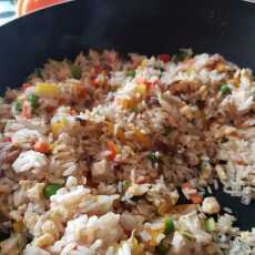 Przepis na Ryż z warzywami z patelni z kawałkami kurczaka