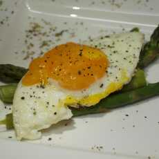 Przepis na Pomysł na śniadanie: szparagi z jajkiem sadzonym