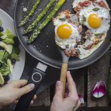 Przepis na Jajka w pomidorach ze szparagami z parmezanem, awokado i borówkami 