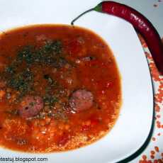 Przepis na Zupa z czerwoną soczewicą i pikantną kiełbasą - mocno rozgrzewająca