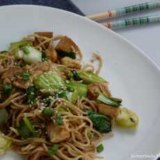 Przepis na Chiński makaron z pak choi, tofu i orzechami nerkowca