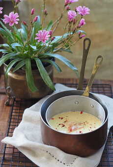 Przepis na Zupa z białych szparagów z wędzonym łososiem i różowym pieprzem. Jest maj!