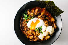 Przepis na Kimchi Stew with Mochi and Egg Recipe