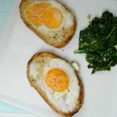 Przepis na Grzanki z jajkami i szpinakiem - pomysł na śniadanie