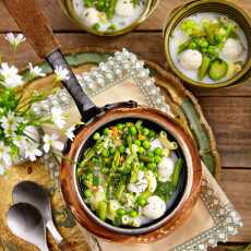Przepis na Lekka zupa z zielonych warzyw z drobiowymi pulpecikami i makaronem