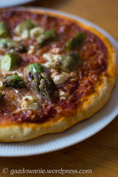 Przepis na Pizza ze szparagami, fetą i mozzarellą
