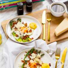 Przepis na Szparagi z jajkiem sadzonym, chipsami z boczku i sosem holenderskim