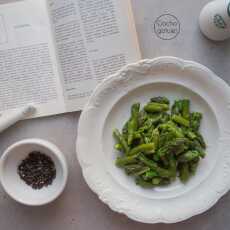 Przepis na Sałatka ze szparagów z oliwą, octem winnym i świeżo mielonym pieprzem