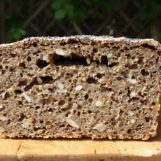 Przepis na Duński chleb żytni z dodatkiem słodu i ziaren 