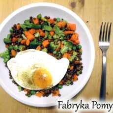 Przepis na Soczewica z warzywami i sadzonym jajkiem