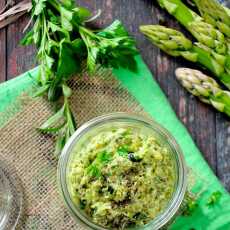 Przepis na Pesto szparagowe z zieloną pietruszką, cząbrem, kozim serem i sardelami