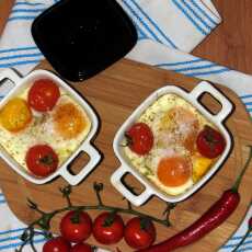Przepis na Jajko w kokilkach ze szpinakiem, fetą i pomidorami