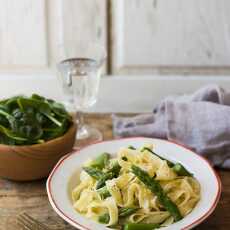 Przepis na Ekspresowe Fettuccine Alfredo ze szparagami i nutą cytryny