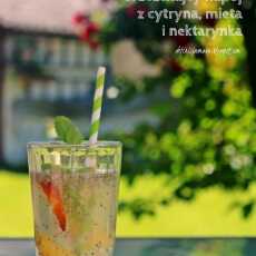 Przepis na Chia fresca - orzeźwiający napój z cytryną, miętą i nektarynką