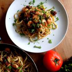 Przepis na Makaron z krewetkami i suszonymi pomidorami - ultra szybki zdrowy obiad