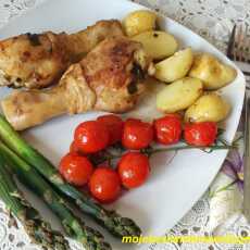 Przepis na Kurczak pieczony z wiosennymi warzywami