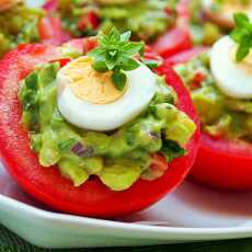 Przepis na Fit przekąska: Pomidory z guacamole i jajem przepiórczym