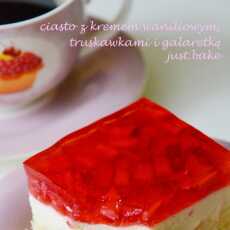 Przepis na Ciasto z kremem waniliowym, truskawkami i galaretką