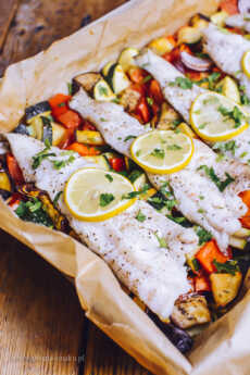 Przepis na Ryba pieczona na warzywach