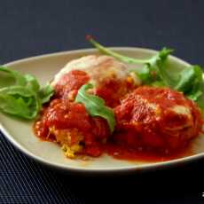 Przepis na Pyszne jaglane pulpety w sosie pomidorowym zapiekane z mozzarellą. Lekkie i proste danie na każdą kieszeń.