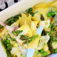 Przepis na Makaron lasagne z groszkiem, szparagami, mozzarellą i beszamelem 