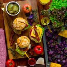 Przepis na Burger party: cheeseburgery i chipsy z fioletowych ziemniaków