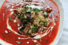 Przepis na Pomidorówka z czosnkowymi pieczarkami i komosą ryżową
