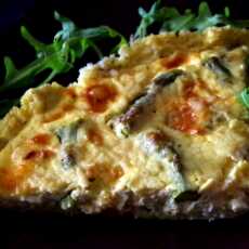 Przepis na Jaglana quiche ze szparagami i serem brie. Bez mąki i dodatkowego tłuszczu