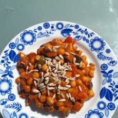 Przepis na Ciecierzyca z warzywami w sosie pomidorowo-paprykowym z masłem orzechowym