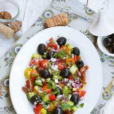 Przepis na Sałatka z kolorowymi pomidorkami i czarnymi oliwkami